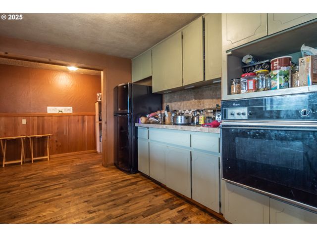 168 BREEZY Ln, Roseburg, OR 97470