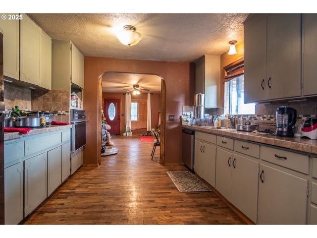 168 BREEZY Ln, Roseburg, OR 97470