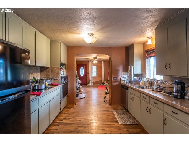 168 BREEZY Ln, Roseburg, OR 97470