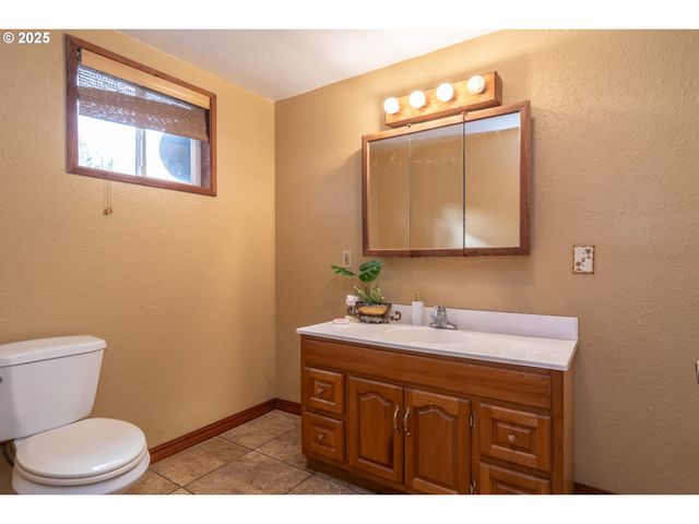 168 BREEZY Ln, Roseburg, OR 97470