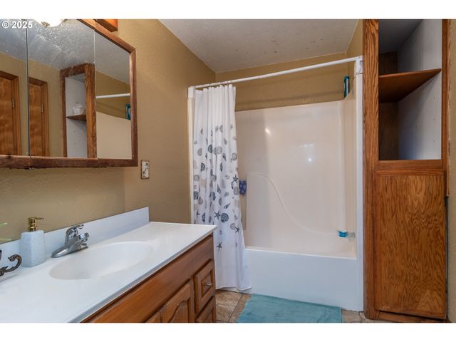 168 BREEZY Ln, Roseburg, OR 97470