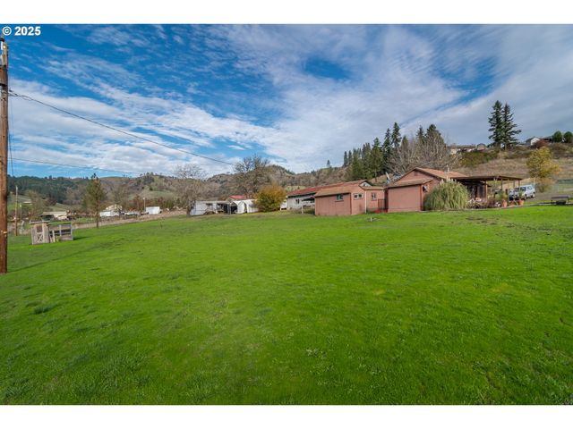 168 BREEZY Ln, Roseburg, OR 97470