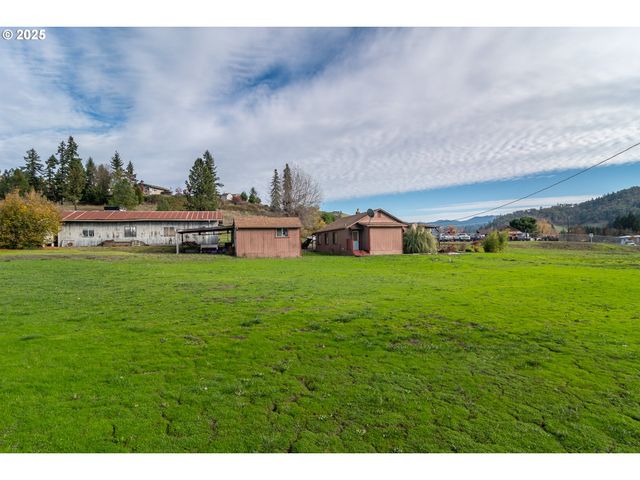 168 BREEZY Ln, Roseburg, OR 97470