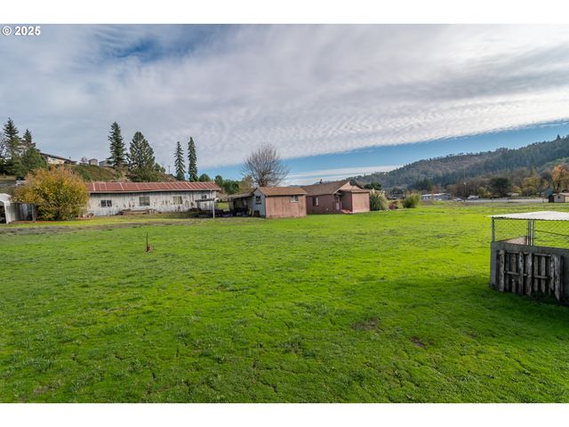168 BREEZY Ln, Roseburg, OR 97470