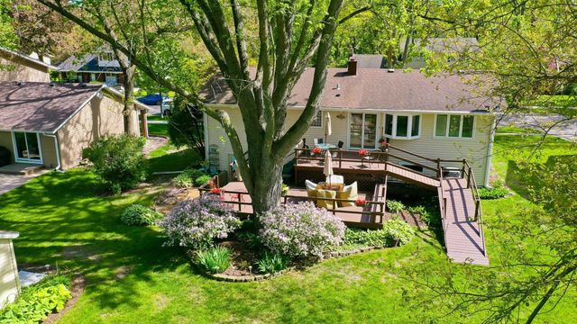 898 E Schirra Drive, Palatine, IL 60074
