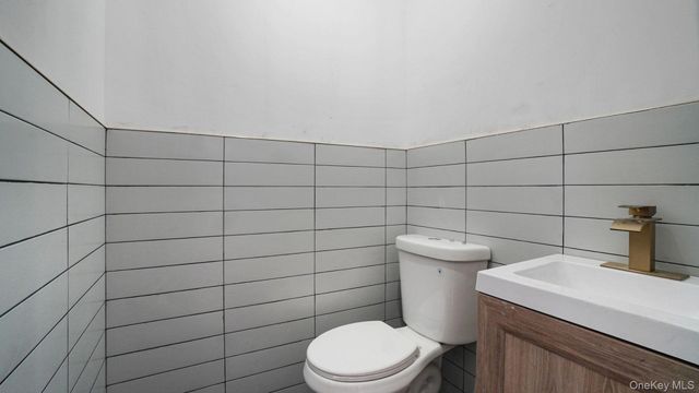 219 E 238th Street, Bronx, NY 10470