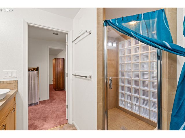 214 Nw SEBLAR Dr, Portland, OR 97035