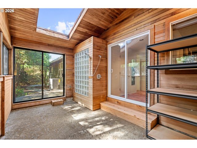 214 Nw SEBLAR Dr, Portland, OR 97035