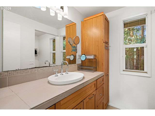 214 Nw SEBLAR Dr, Portland, OR 97035