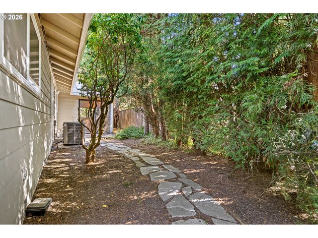 214 Nw SEBLAR Dr, Portland, OR 97035