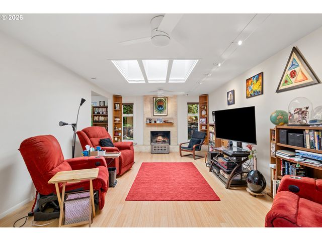 214 Nw SEBLAR Dr, Portland, OR 97035