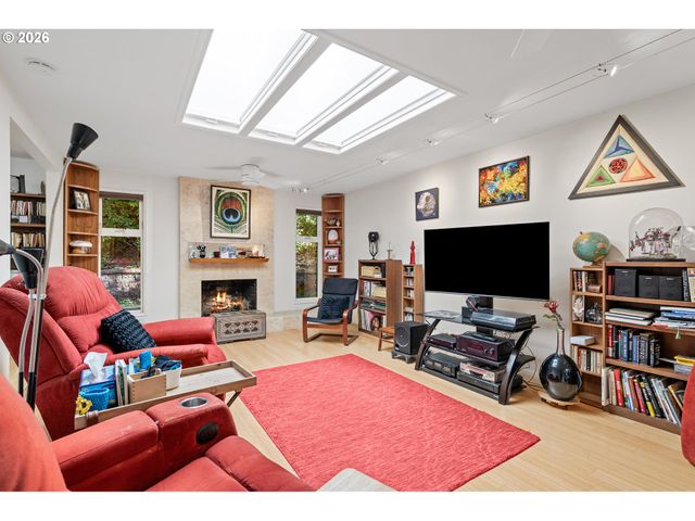 214 Nw SEBLAR Dr, Portland, OR 97035