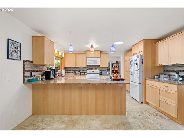 214 Nw SEBLAR Dr, Portland, OR 97035