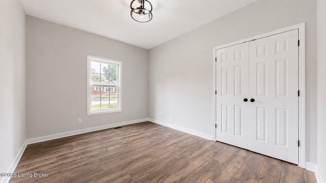 122 Sunset Dr, La Grange, KY 40031