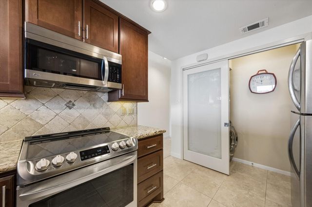 351 Lakeside Lane 201, Nassau Bay, TX 77058