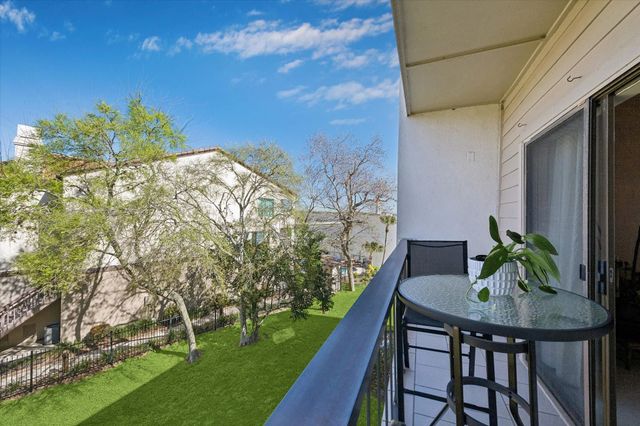 351 Lakeside Lane 201, Nassau Bay, TX 77058