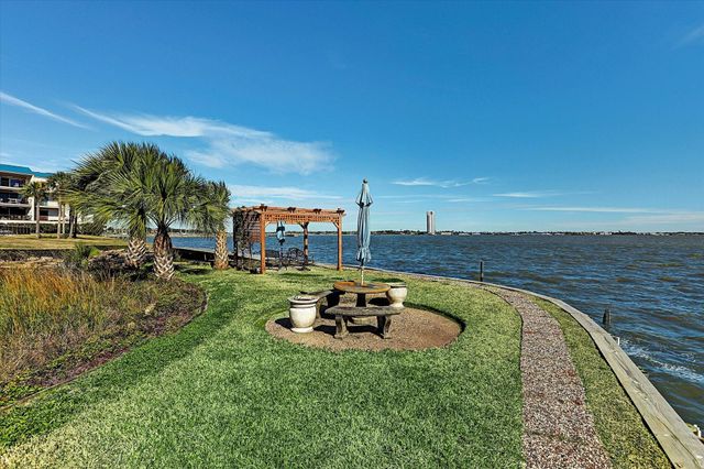 351 Lakeside Lane 201, Nassau Bay, TX 77058