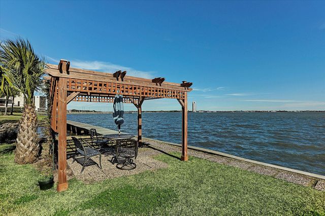 351 Lakeside Lane 201, Nassau Bay, TX 77058