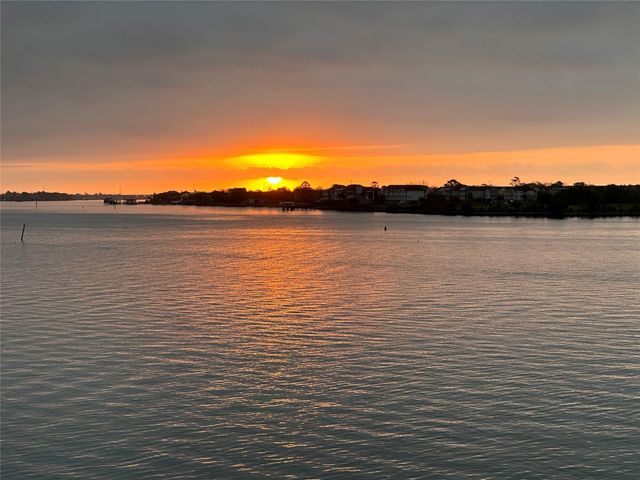 351 Lakeside Lane 201, Nassau Bay, TX 77058
