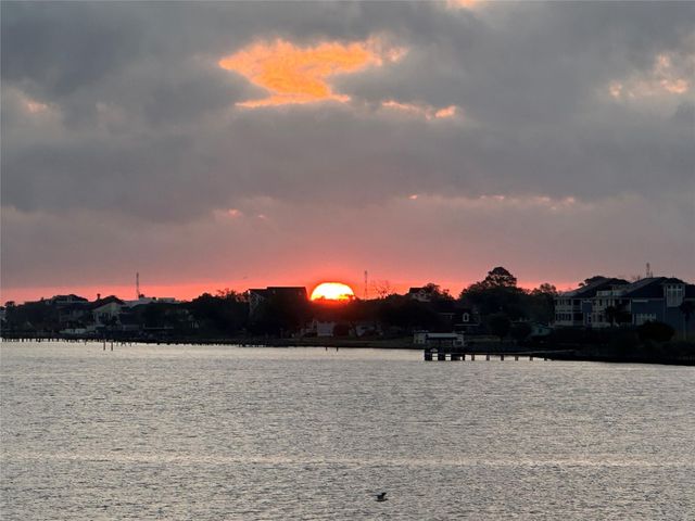 351 Lakeside Lane 201, Nassau Bay, TX 77058