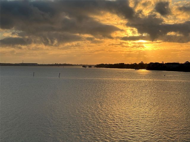 351 Lakeside Lane 201, Nassau Bay, TX 77058