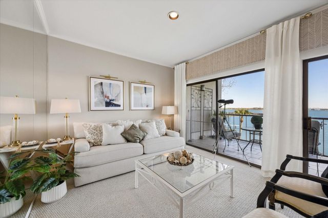 351 Lakeside Lane 201, Nassau Bay, TX 77058
