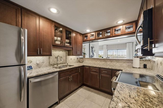 351 Lakeside Lane 201, Nassau Bay, TX 77058