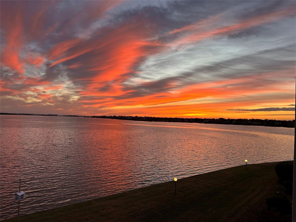 351 Lakeside Lane 201, Nassau Bay, TX 77058