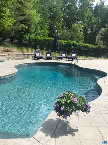 490 New Road, Avon, CT 06001