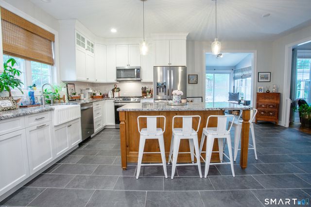 490 New Road, Avon, CT 06001