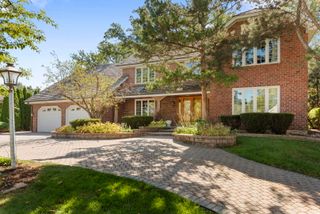 28 Cambridge Drive, Oak Brook, IL 60523