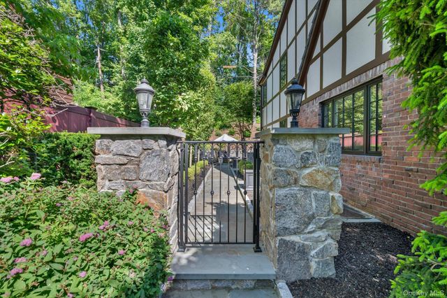 17 Sinclair Martin Drive, Roslyn, NY 11576
