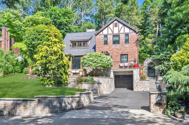 17 Sinclair Martin Drive, Roslyn, NY 11576