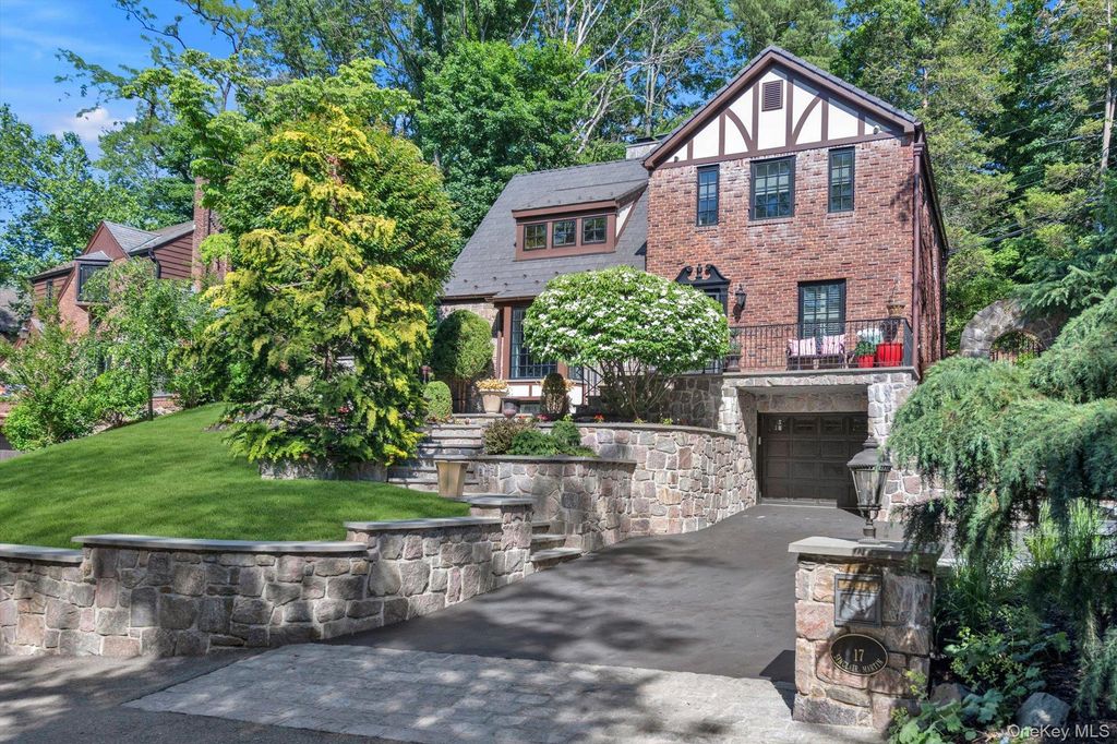 17 Sinclair Martin Drive, Roslyn, NY 11576
