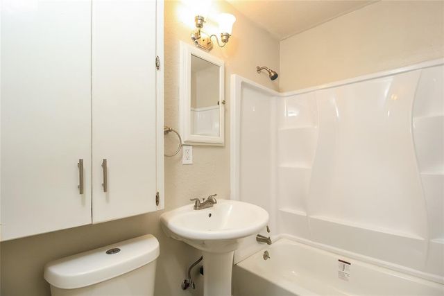 1105 S Locust Commons, Midwest City, OK 73110