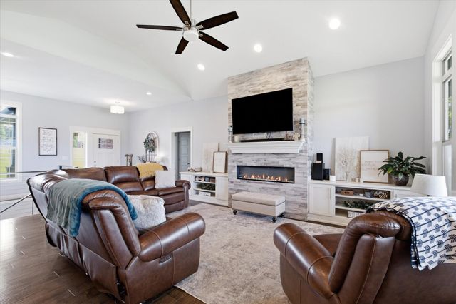 141 Lilac Lane, Clever, MO 65631