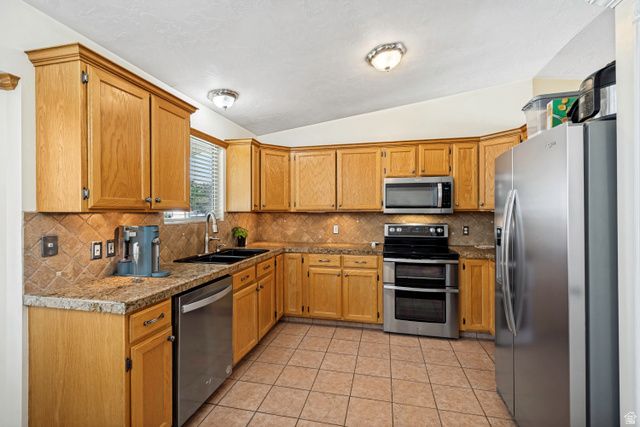 6902 S LYNARIA CT, West Jordan, UT 84081