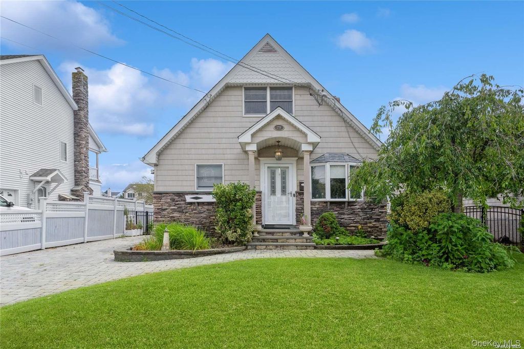 29 Seabreeze Road, Massapequa, NY 11758