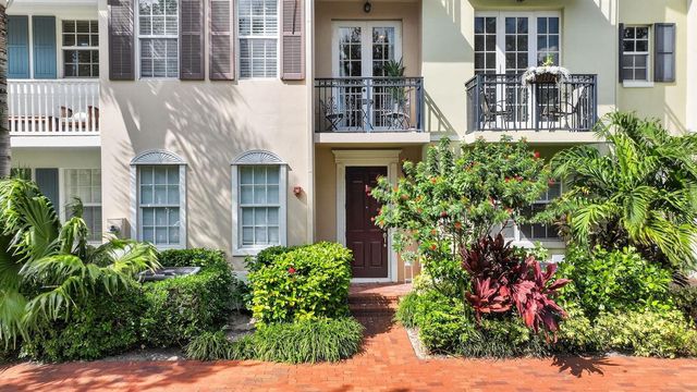 1054 E Heritage Club Circle, Delray Beach, FL 33483