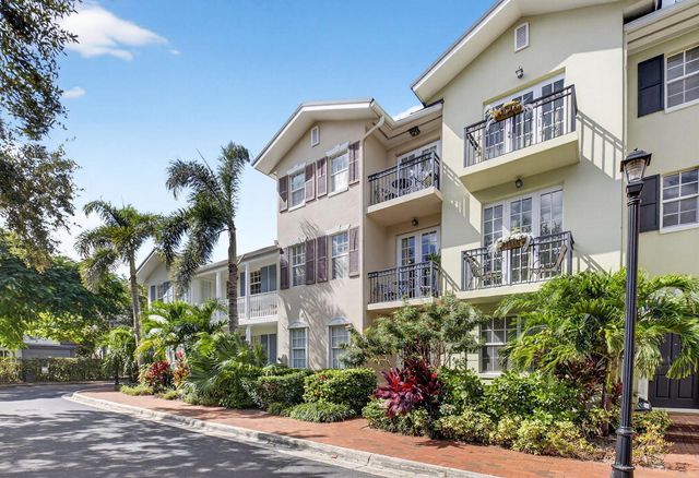 1054 E Heritage Club Circle, Delray Beach, FL 33483