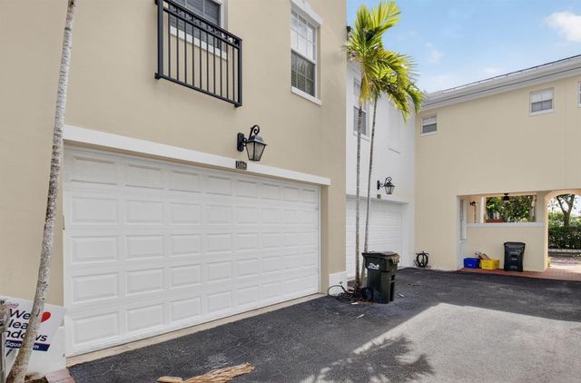 1054 E Heritage Club Circle, Delray Beach, FL 33483