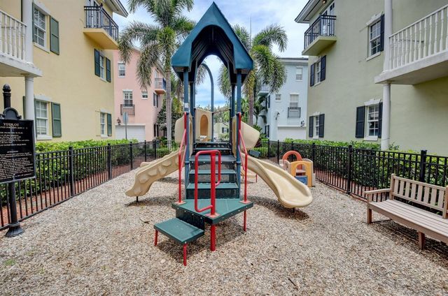 1054 E Heritage Club Circle, Delray Beach, FL 33483