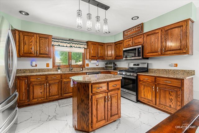 413 Windsor Drive, Oswego, IL 60543