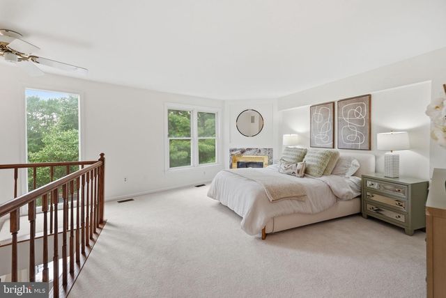1686 OAKTREE CT, Reston, VA 20194