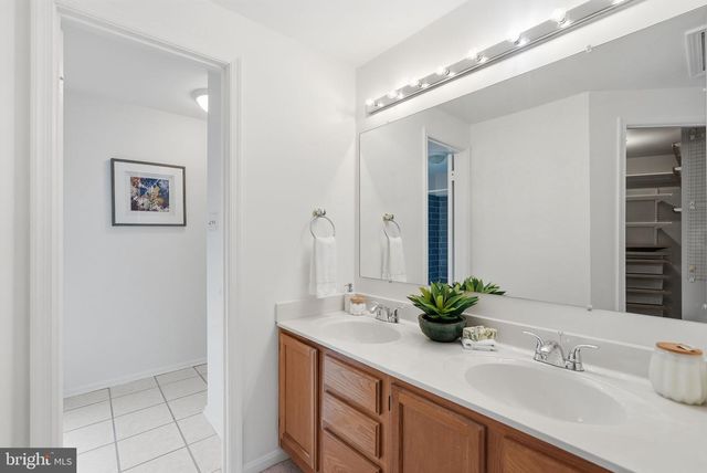 1686 OAKTREE CT, Reston, VA 20194