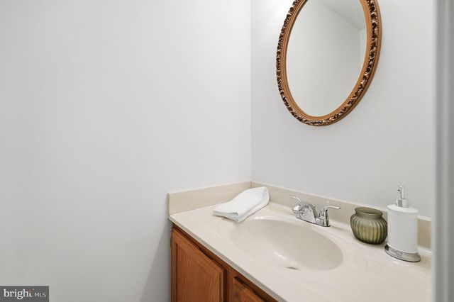 1686 OAKTREE CT, Reston, VA 20194