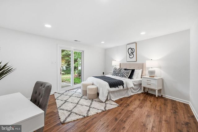 1686 OAKTREE CT, Reston, VA 20194