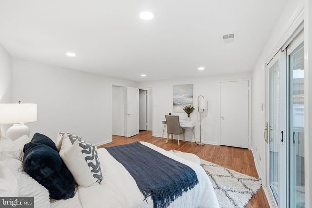 1686 OAKTREE CT, Reston, VA 20194