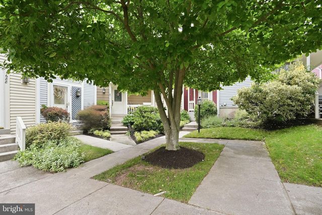 1686 OAKTREE CT, Reston, VA 20194
