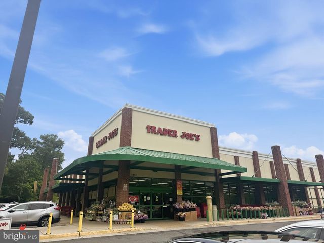 1686 OAKTREE CT, Reston, VA 20194
